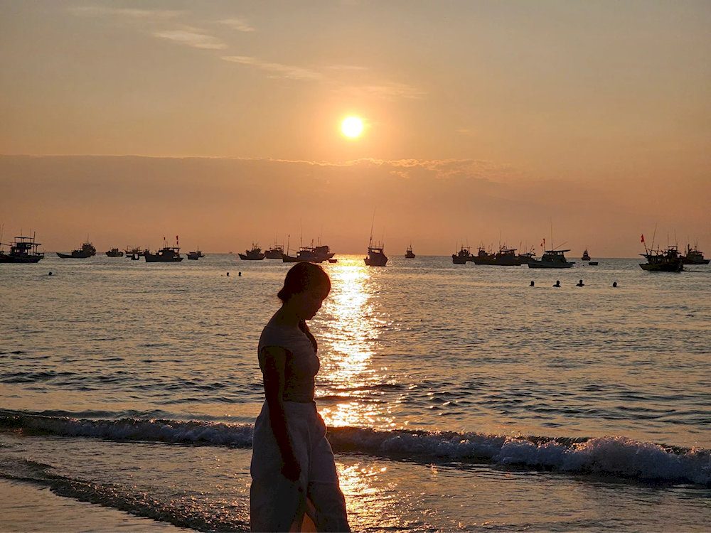 B&atilde;i biển Mũi N&eacute; l&uacute;c b&igrave;nh minh